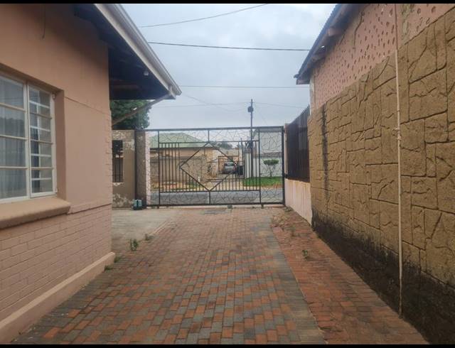 5 BEDROOM HOUSE FOR SALE IN ROODEPOORT CENTRAL